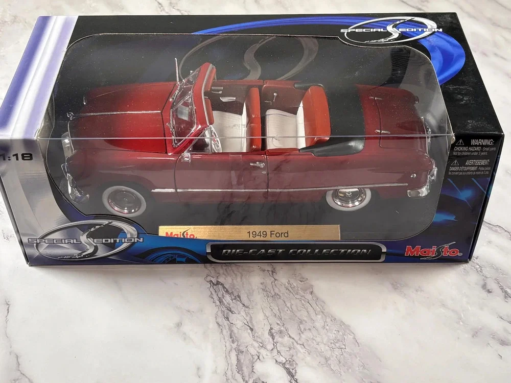 Maisto 1:18 scale 1949 Red Ford Deluxe Convertible Special Edition Diecast New
